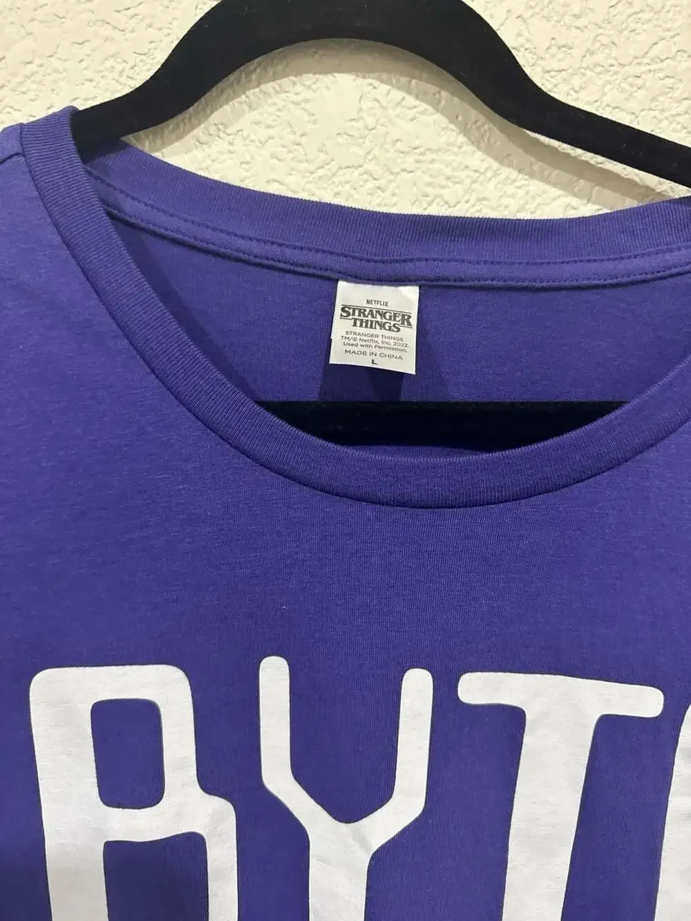 Stranger Things Dustin Henderson 'Byte Off' Purple Graphic T-Shirt Adult Size L - Picture 2 of 9